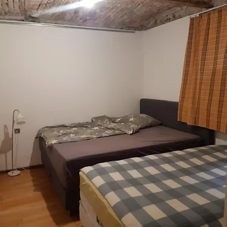 Central 2-room Souterrain Flat